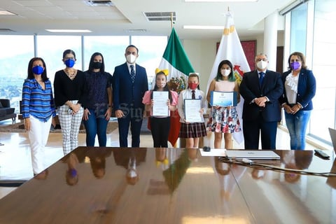 05052021 Por haber demostrado sus buenas calificaciones, extraordinarios valores, actitud de servicio y el amor a su familia, las alumnas del Colegio América, Laura Gabriela Ortiz Gama se convirtió en alcaldesa por un día, mientras que María Regina Martínez Félix fue la secretaria del ayuntamiento. Enhorabuena.