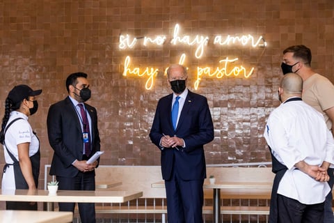 Biden visita restaurante mexicano en honor al Cinco de Mayo