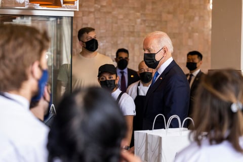 Biden visita restaurante mexicano en honor al Cinco de Mayo