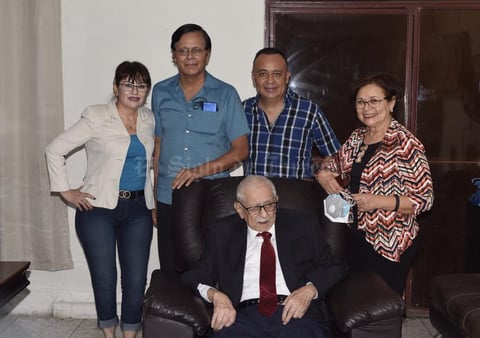 06052021 Familia se reúne para festejar cumpleaños.