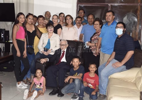 06052021 Señor. Jesús Rentería Reyes festejó 94 años de vida con sus hijos Mary Rentería, Raúl Rentería, Jenn Rentería y Joel Rentería.