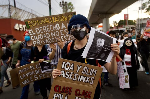 Toman las calles en CDMX por colapso del Metro que ha dejado 26 muertos