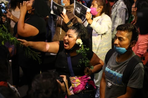 Toman las calles en CDMX por colapso del Metro que ha dejado 26 muertos
