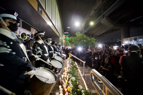 Toman las calles en CDMX por colapso del Metro que ha dejado 26 muertos