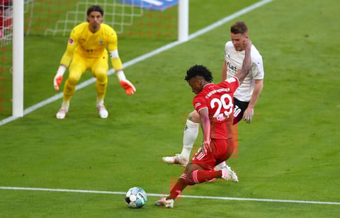 El Bayern se había coronado campeón antes de comenzar el partido, gracias a la derrota del RB Leipzig por 3-2 ante el Borussia Dortmund pero eso no llevó a que el Bayern redujera intensidad.