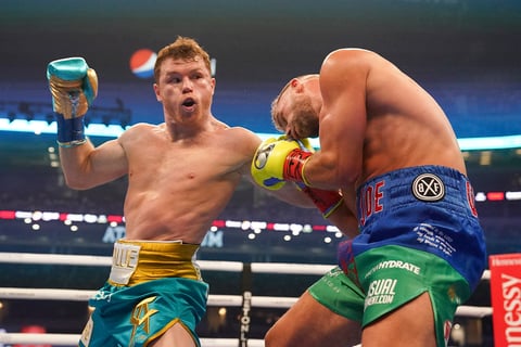 'Canelo' Álvarez derrota por nocaut técnico a Billy Joe Saunders
