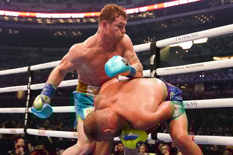 'Canelo' Álvarez derrota por nocaut técnico a Billy Joe Saunders