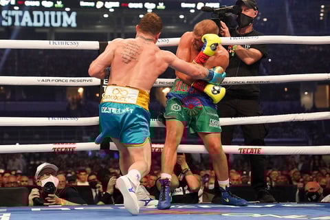 'Canelo' Álvarez derrota por nocaut técnico a Billy Joe Saunders
