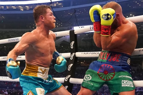 'Canelo' Álvarez derrota por nocaut técnico a Billy Joe Saunders