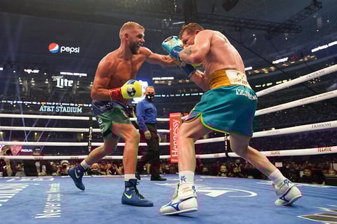 'Canelo' Álvarez derrota por nocaut técnico a Billy Joe Saunders