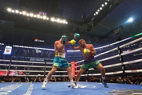 'Canelo' Álvarez derrota por nocaut técnico a Billy Joe Saunders