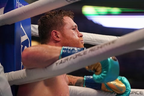'Canelo' Álvarez derrota por nocaut técnico a Billy Joe Saunders