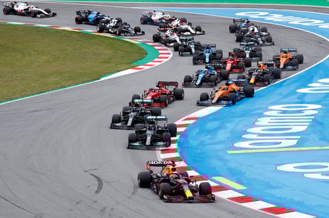 Gana Hamilton el Gran Premio de España; 'Checo' Pérez finaliza en quinto lugar