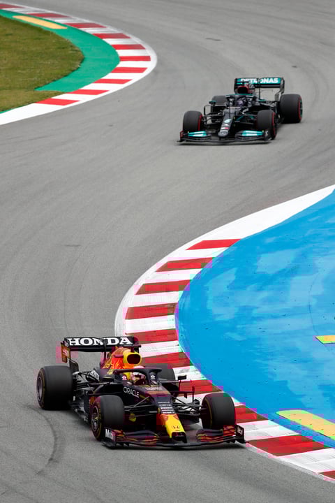 Gana Hamilton el Gran Premio de España; 'Checo' Pérez finaliza en quinto lugar