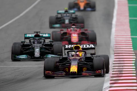 Gana Hamilton el Gran Premio de España; 'Checo' Pérez finaliza en quinto lugar