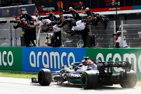 Gana Hamilton el Gran Premio de España; 'Checo' Pérez finaliza en quinto lugar