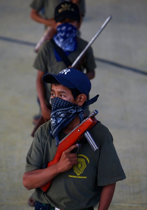 Geovanni Martínez, su primo, de 11 años, está menos interesado en los entrenamientos porque tiene mucho trabajo. “Cuido los chivos, terminando voy con mis marranos y luego a dar agua a Filomena”, su burra. Si queda tiempo, juega al básquet. Quiere regresar a la escuela -paralizada por la pandemia del coronavirus- y cuando le preguntan si dispararía a un enemigo contesta contundente: “¡Noo!”