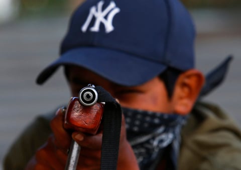 Poco después de la conversación, más de una docena de niños están listos para empezar la exhibición: marchar, posición de tiro rodilla al suelo, sentados, cuerpo a tierra.