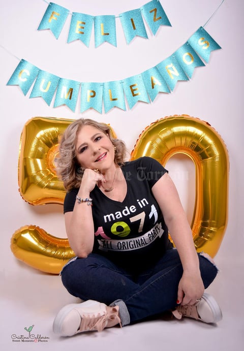 09052021 Irma Ávila Vázquez celebrando su cumpleaños con una fotografía de estudio de Sweet Moments Fotografía.