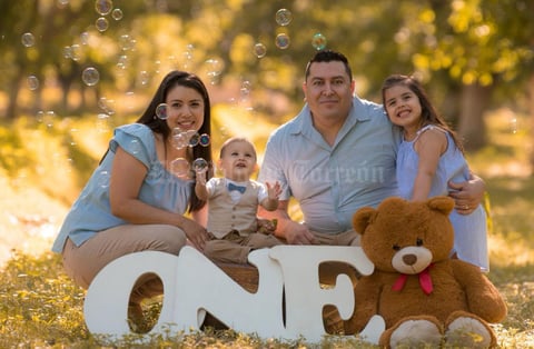 09052021 Ivan y Brenda celebrando el primer cumpleaños de su hijo Elían acompañado por su hermana Ariadne.