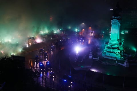 Festejo de aficionados del Sporting de Portugal termina en enfrentamiento con la policía