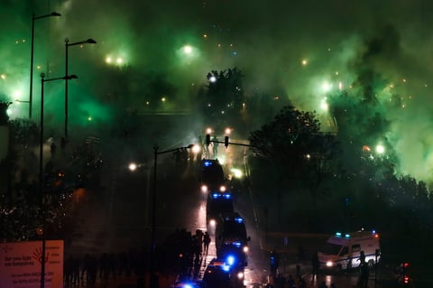 Festejo de aficionados del Sporting de Portugal termina en enfrentamiento con la policía