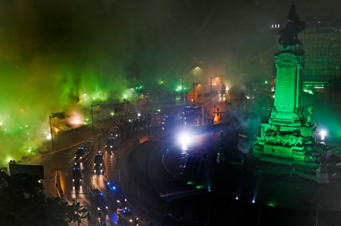 Festejo de aficionados del Sporting de Portugal termina en enfrentamiento con la policía
