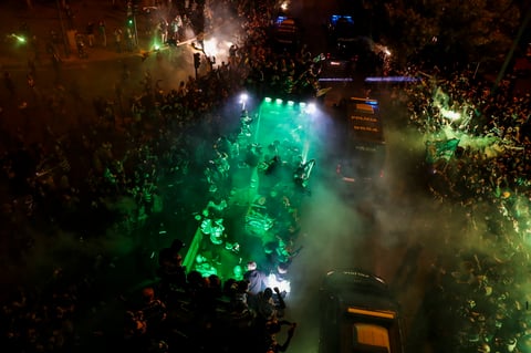 Festejo de aficionados del Sporting de Portugal termina en enfrentamiento con la policía