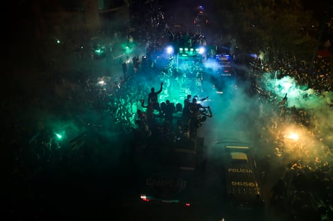 Festejo de aficionados del Sporting de Portugal termina en enfrentamiento con la policía