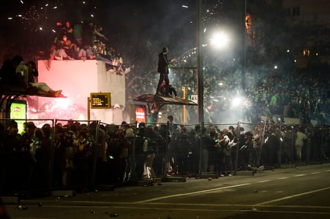 Festejo de aficionados del Sporting de Portugal termina en enfrentamiento con la policía