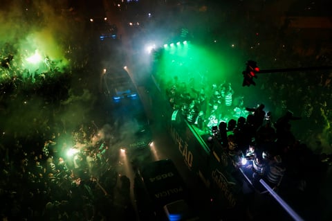 Festejo de aficionados del Sporting de Portugal termina en enfrentamiento con la policía