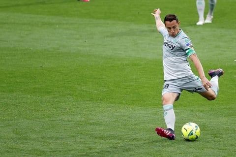 Andrés Guardado anotó tras pase de Diego Lainez 
