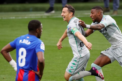 Andrés Guardado anotó tras pase de Diego Lainez 