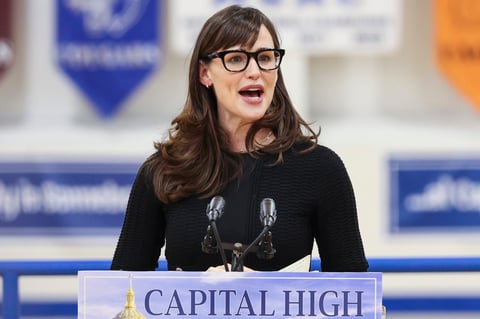 Jill Biden y Jennifer Garner promueven vacunación antiCOVID en adolescentes