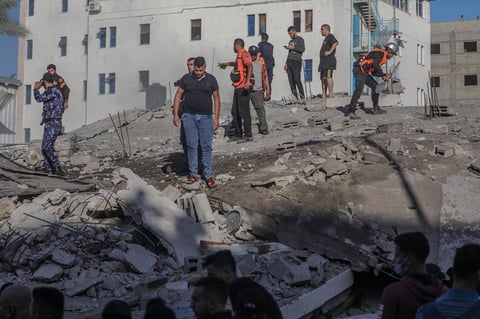 Palestinos inspeccionan escombros tras ataque israelí en Gaza