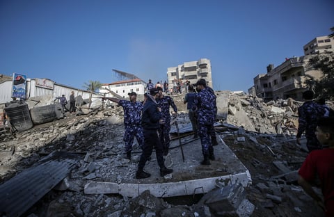 Palestinos inspeccionan escombros tras ataque israelí en Gaza