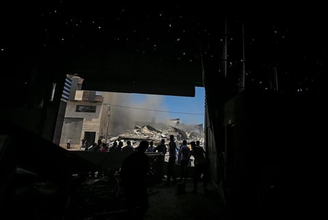 Palestinos inspeccionan escombros tras ataque israelí en Gaza