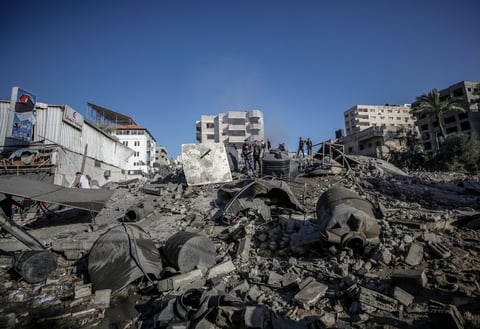 Palestinos inspeccionan escombros tras ataque israelí en Gaza
