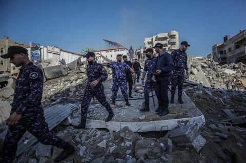 Palestinos inspeccionan escombros tras ataque israelí en Gaza