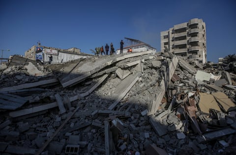 Palestinos inspeccionan escombros tras ataque israelí en Gaza