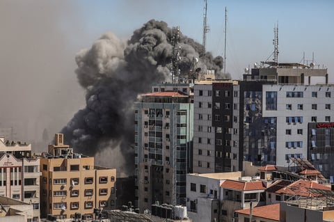 El derrumbe de la torre Al Jalaa fue captado en vivo por múltiples cadenas de televisión internacionales, incluso aquellas que hasta hoy transmitían desde allí.