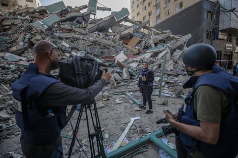 Un portavoz militar israelí agregó que Hamás escogió ese edifico para albergar sus activos precisamente debido a la presencia allí de medios de comunicación, que dijo son 'utilizados como escudos humanos' del grupo.