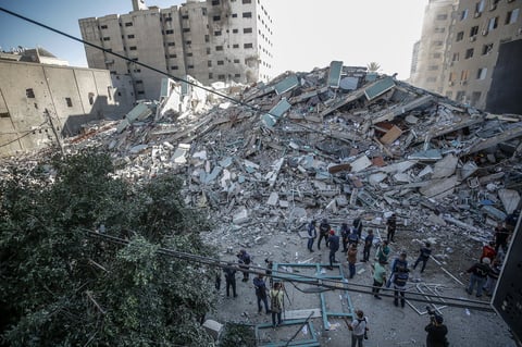 Este incidente tuvo lugar poco después de que las milicias palestinas de Gaza lanzaran una ráfaga de cohetes hacia Tel Aviv, la mayoría de los cuales fueron interceptados aunque uno de ellos impactó en la cercana Ramat Gan, donde un hombre de 55 años resultó muerto y 13 personas resultaron heridas.