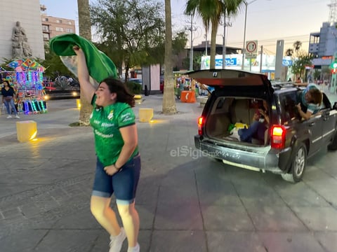Afición de Santos Laguna festeja en Plaza Mayor