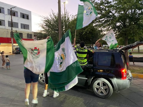 Afición de Santos Laguna festeja en Plaza Mayor
