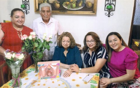 15052021 Los profesores: Ramón Castillo Betancourt y Elba A. Melendes de Castillo festejando el 10 de mayo acompañados de sus hijas Elba Alicia, Luz del Carmen y Claudia Lorena.
