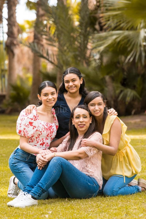16052021 Patricia Olvera acompañada de sus hijas Bren, Karla y Lizbeth.