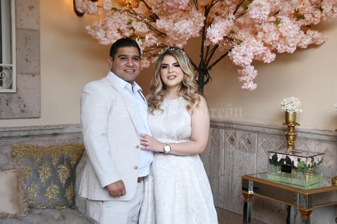 15052021 Los novios felices celebrando su boda civil.