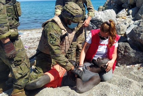 Aprovecharon la relajación de los controles fronterizos para cruzar a nado o en balsas 