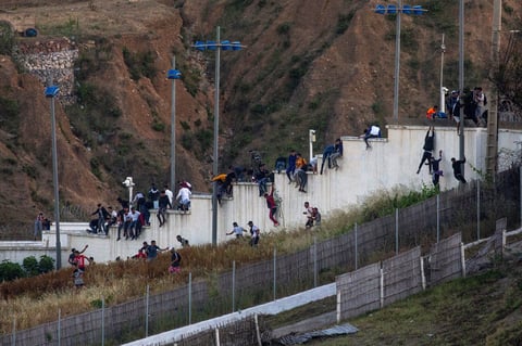 Aprovecharon la relajación de los controles fronterizos para cruzar a nado o en balsas 